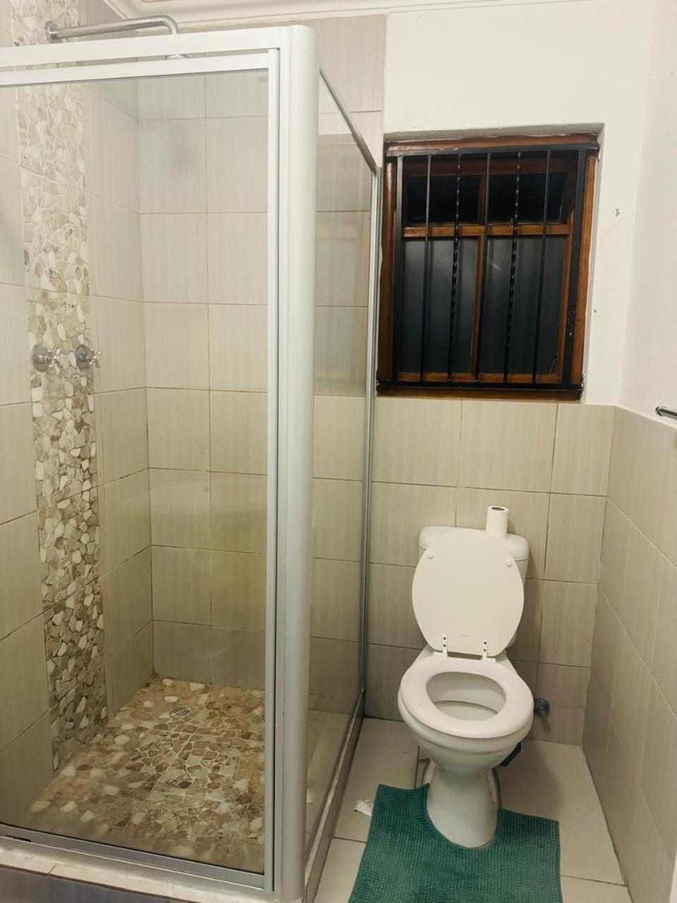 Delight double bedroom in Mowbray view 3