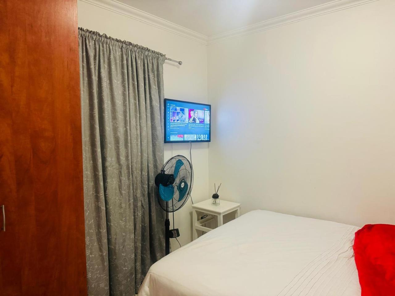 Delight double bedroom in Mowbray view 4