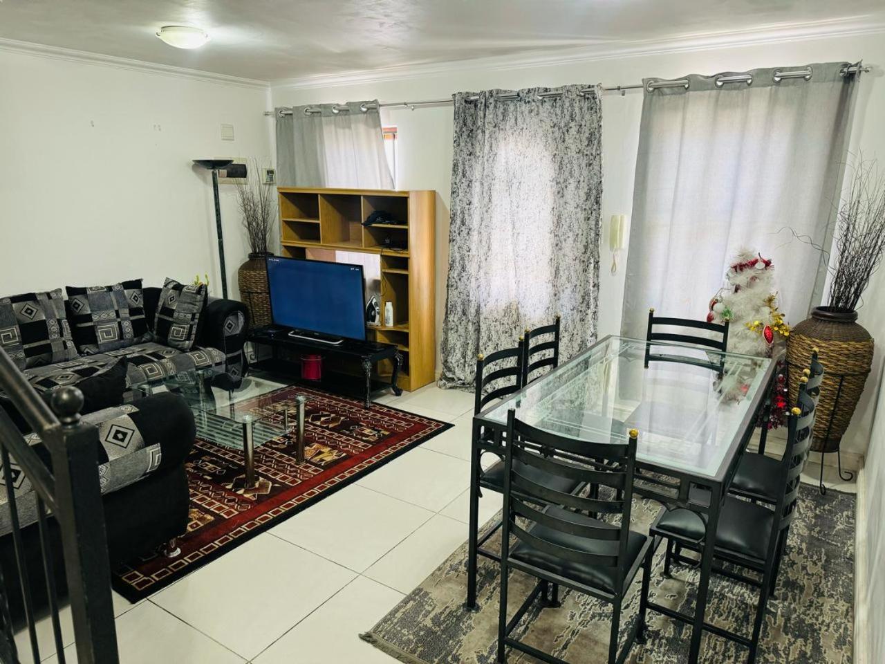 Delight double bedroom in Mowbray view 5