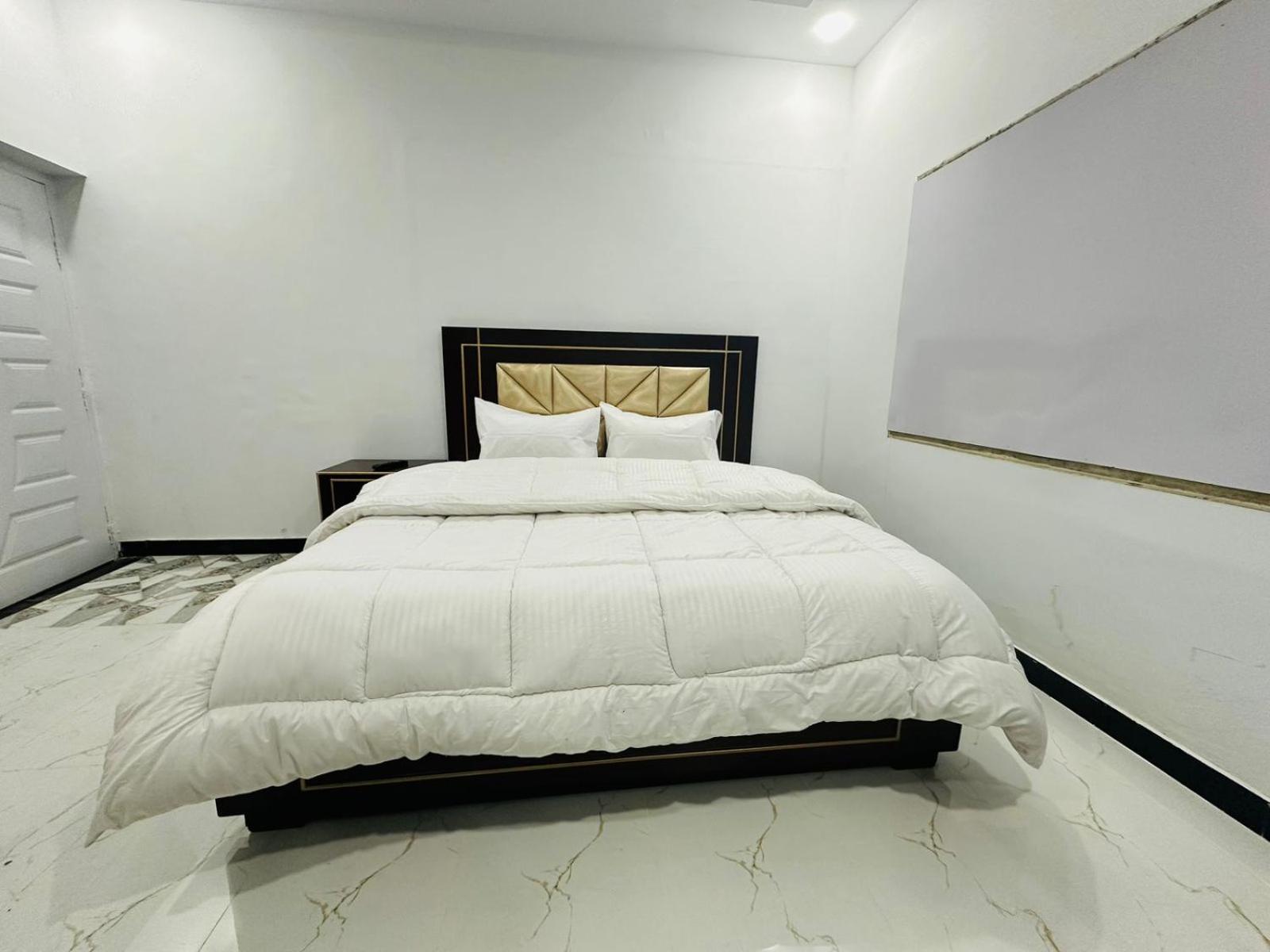 Family Sweet Room and Apartment in E-11 Islamabad view 2