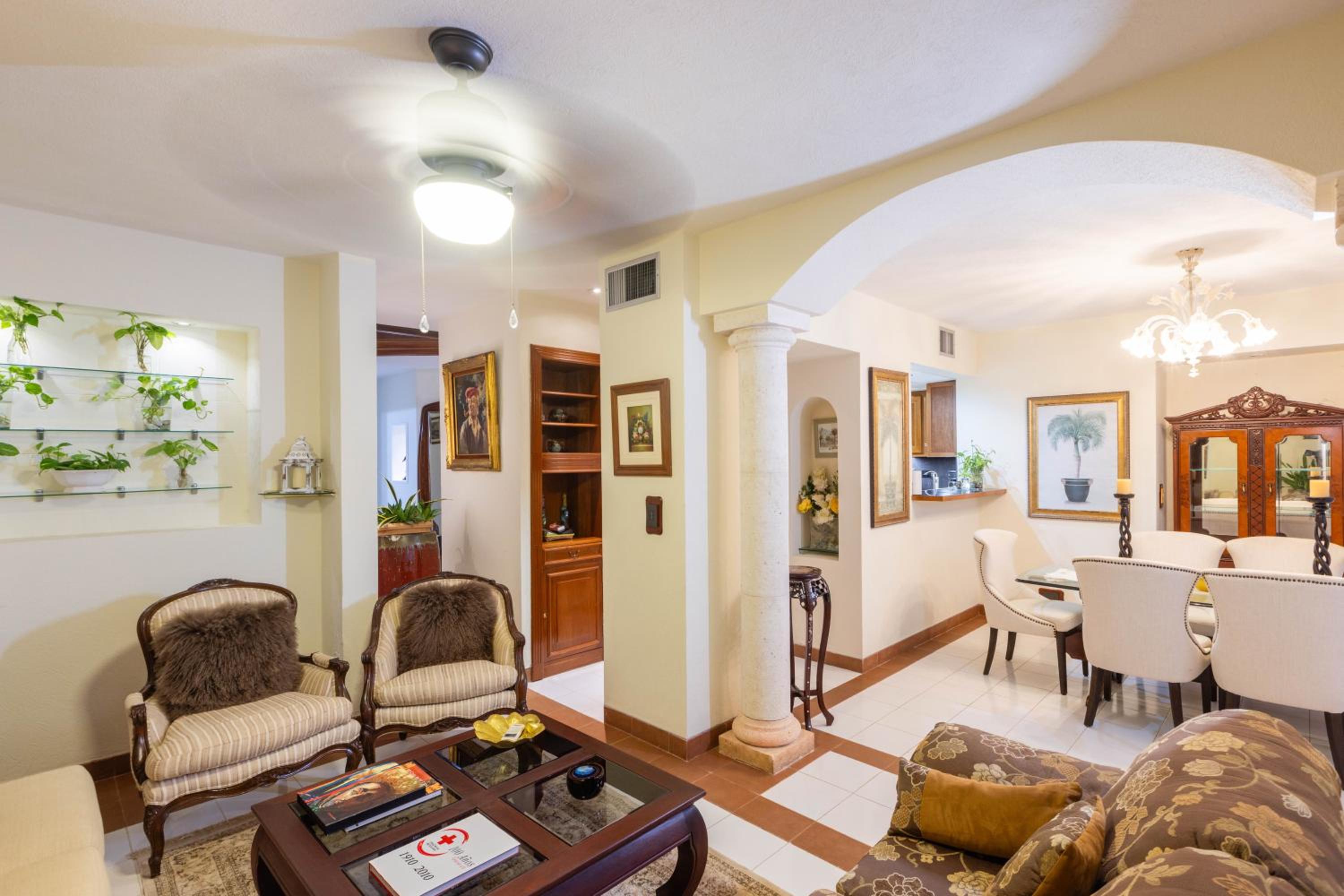 Magnifica Villa Palmeras luxurious 4 Br 6 Bds 4 Ba private pool lagoon front super fast Wifi