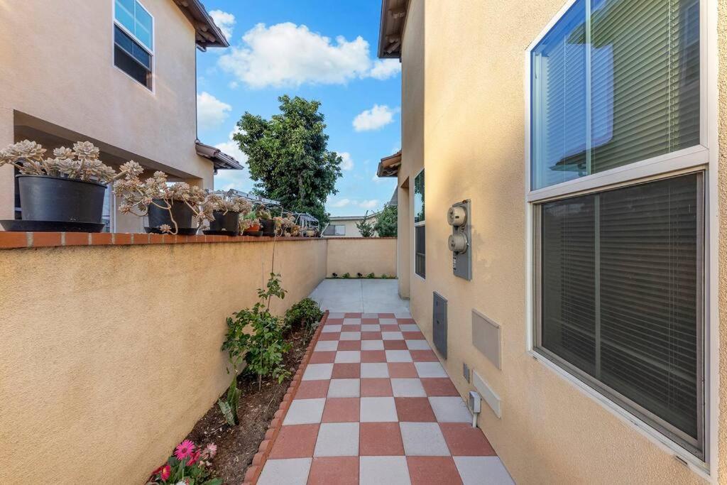 Spacious 5 BD Retreat between Disneyland and Universal view 3