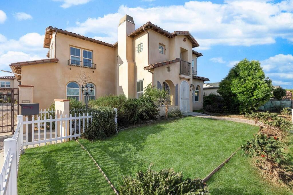 Spacious 5 BD Retreat between Disneyland and Universal view 5