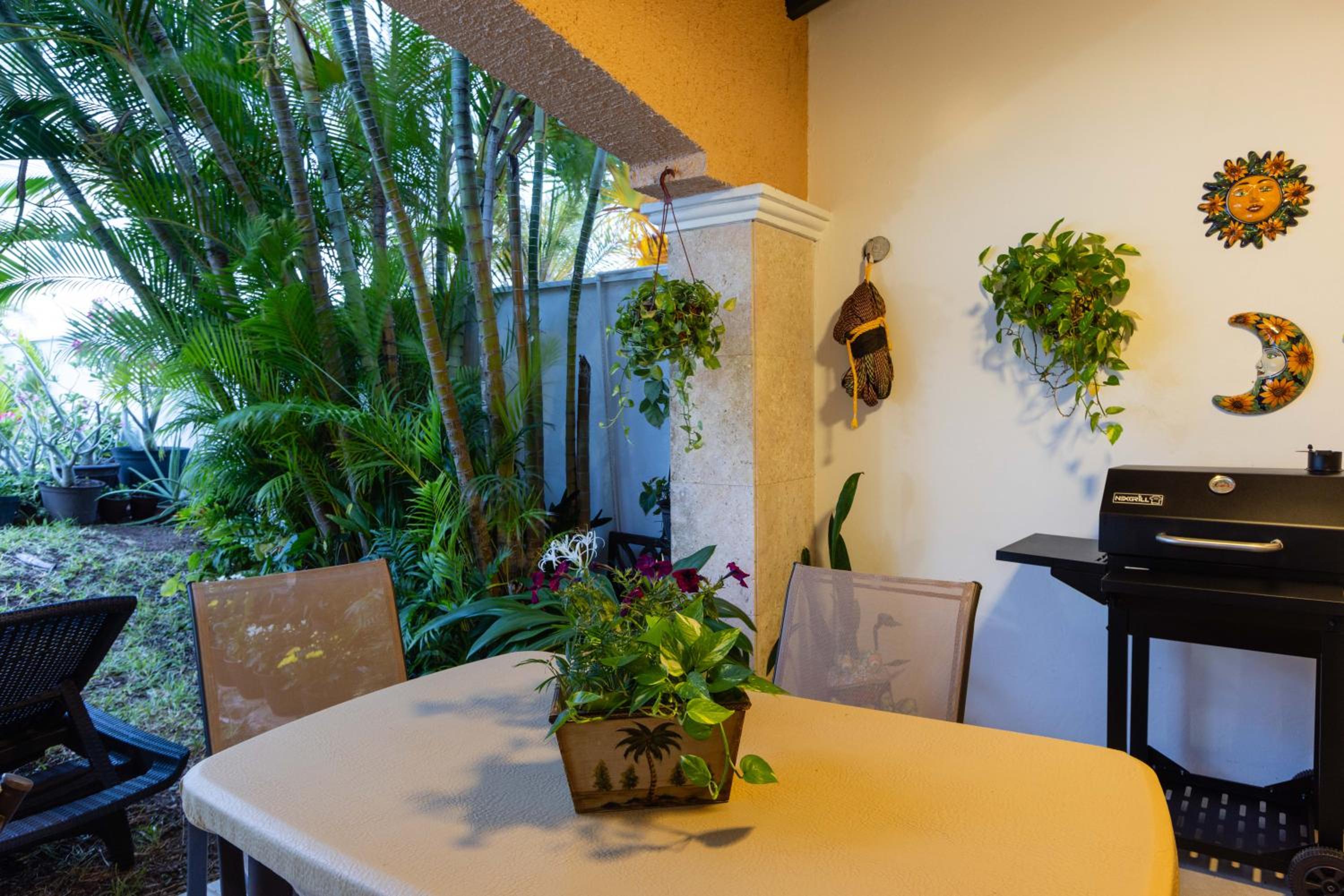 Magnifica Villa Palmeras luxurious 4 Br 6 Bds 4 Ba private pool lagoon front super fast Wifi