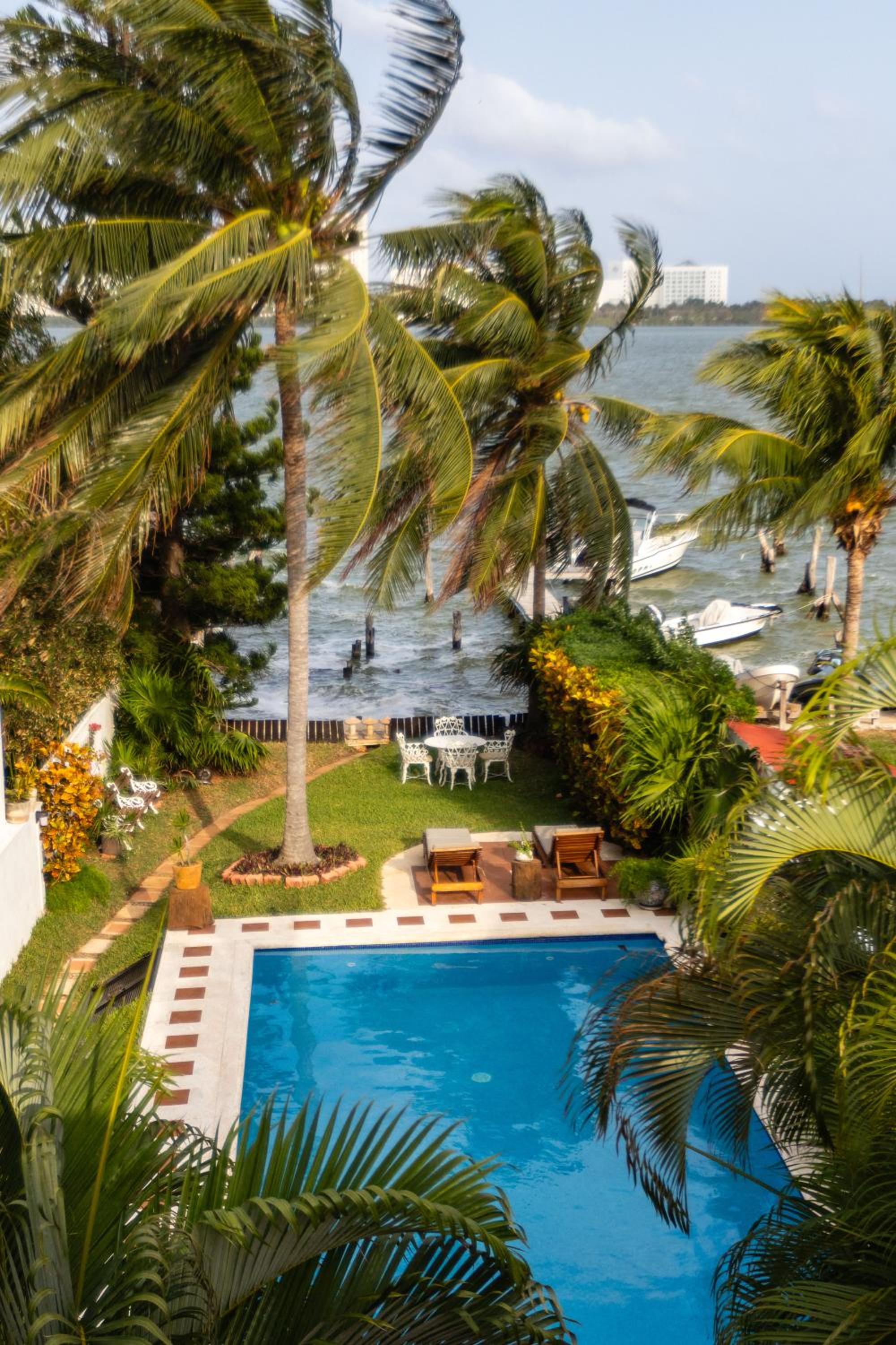 Magnifica Villa Palmeras luxurious 4 Br 6 Bds 4 Ba private pool lagoon front super fast Wifi