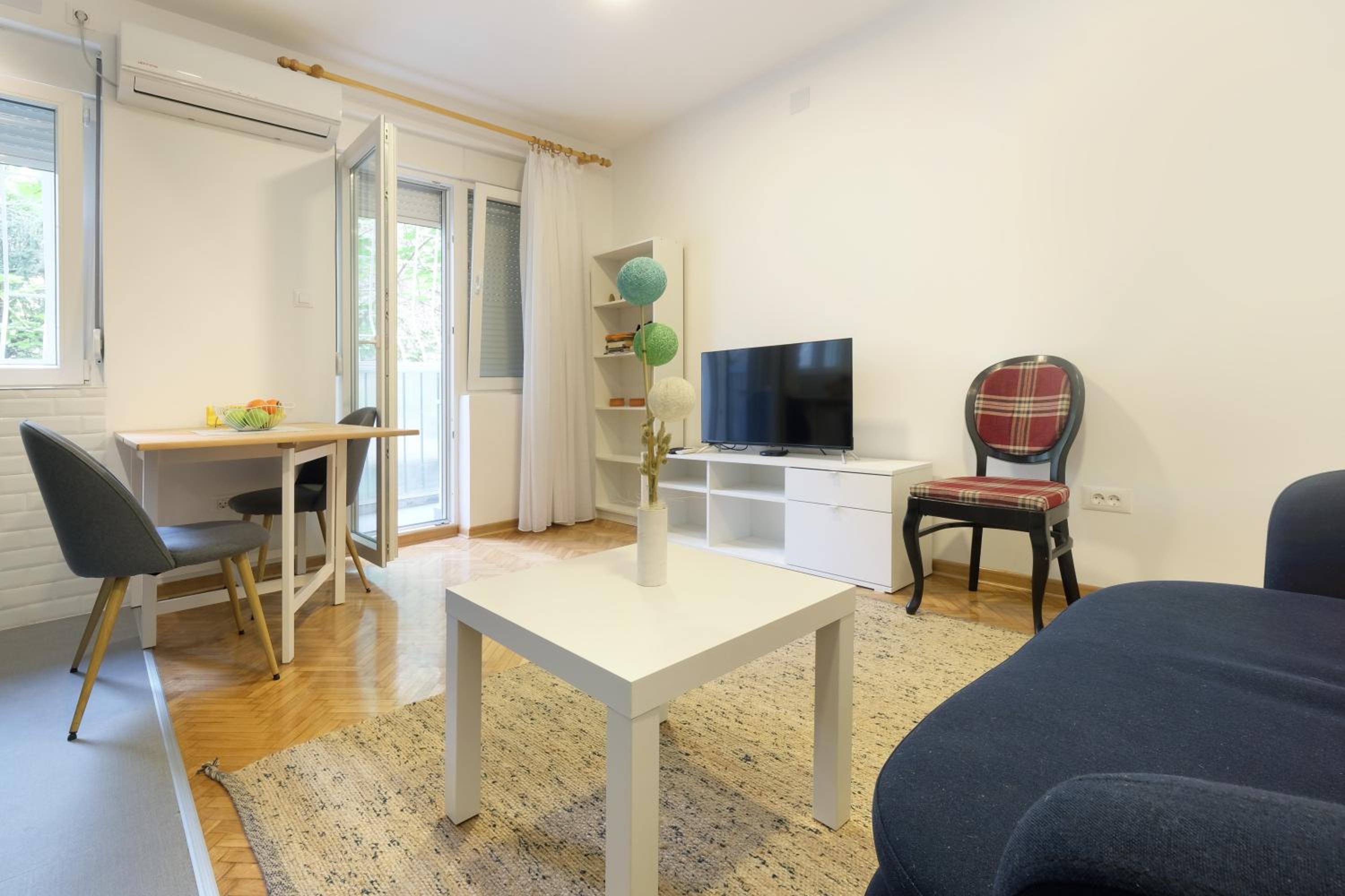 The 7 Apartment - Modern Flat with Terrace near Parliament, Belgrade Center view 3