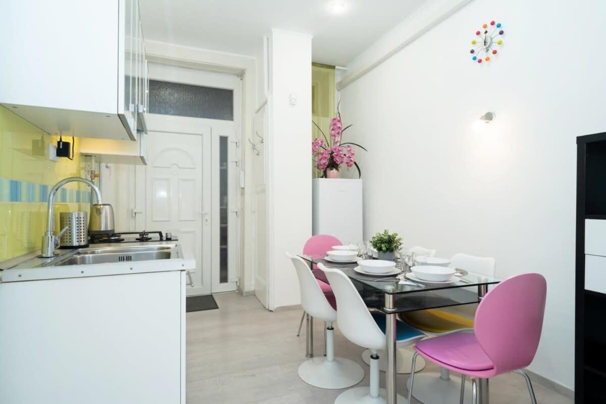 Ultra Central cozy apartment view 3