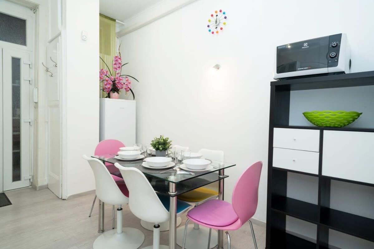 Ultra Central cozy apartment view 4