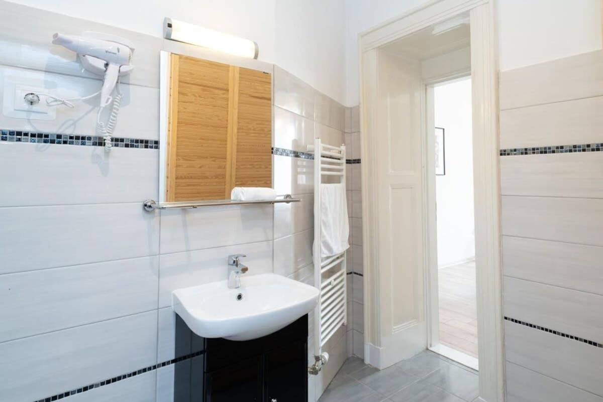 Ultra Central cozy apartment view 5