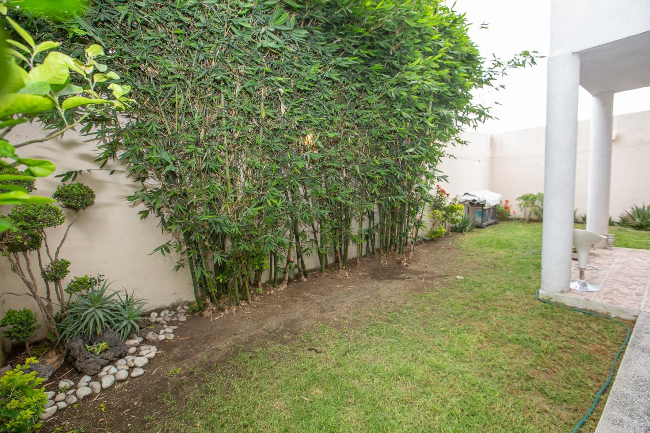 Habitacion con dos camas dobles y baño propio