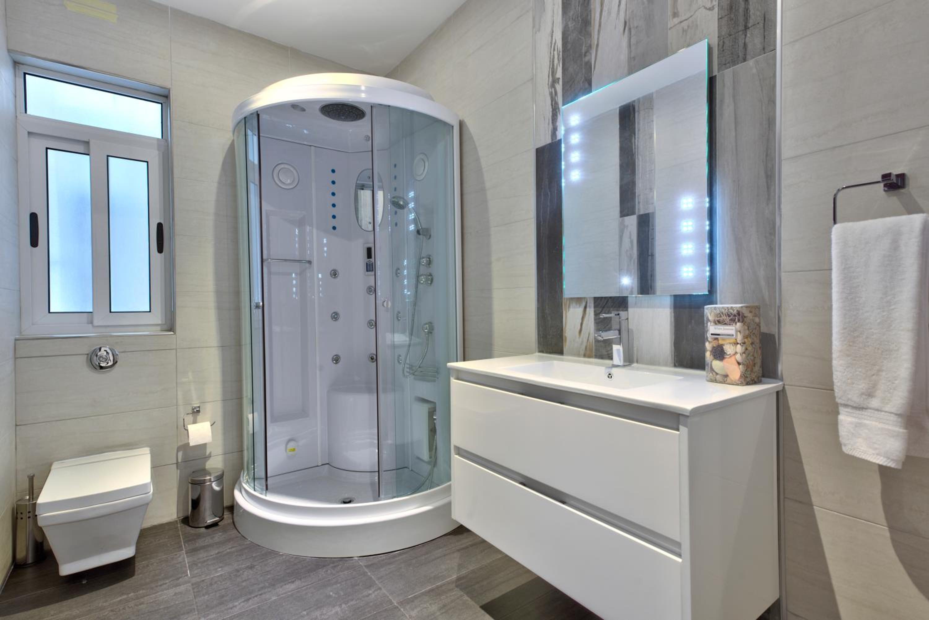 Amazing Spacious Apartment with BBQ & Jacuzzi photo 3