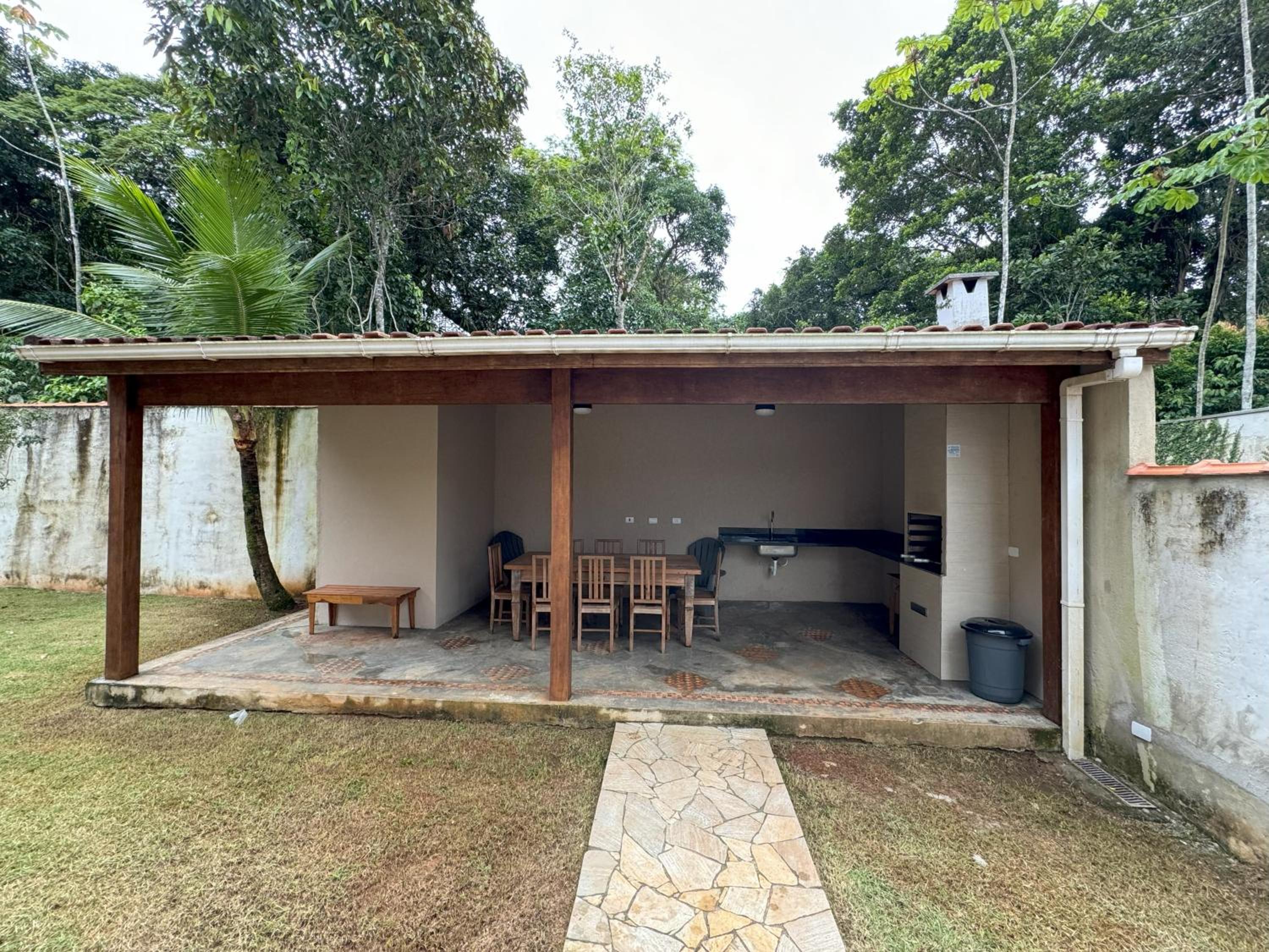 400 m te Separam das Areias da Praia de Boraceia, casa com piscina aquecida para ate 12 pessoas