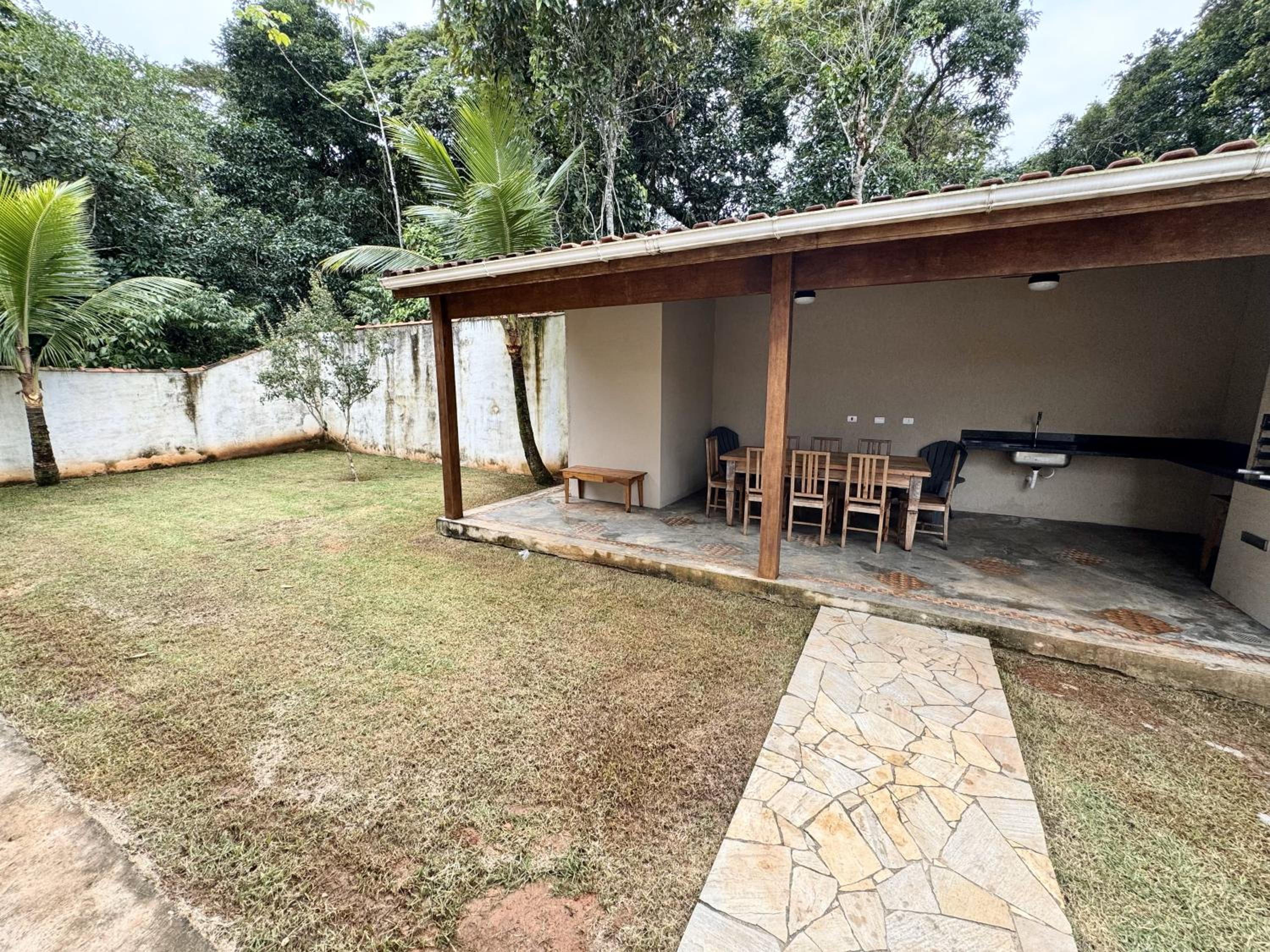 400 m te Separam das Areias da Praia de Boraceia, casa com piscina aquecida para ate 12 pessoas
