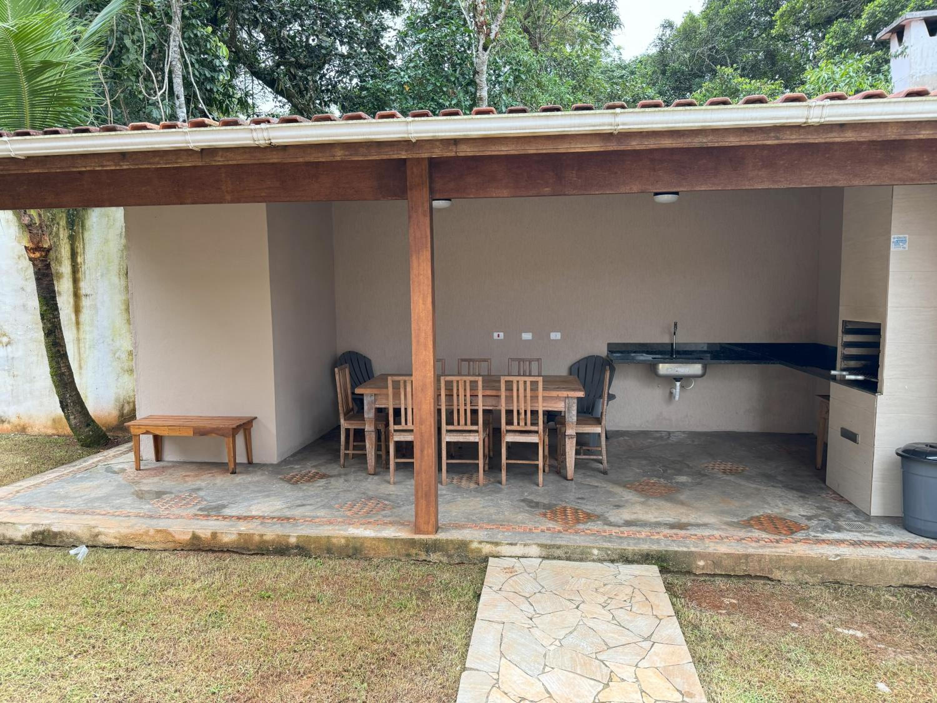400 m te Separam das Areias da Praia de Boraceia, casa com piscina aquecida para ate 12 pessoas
