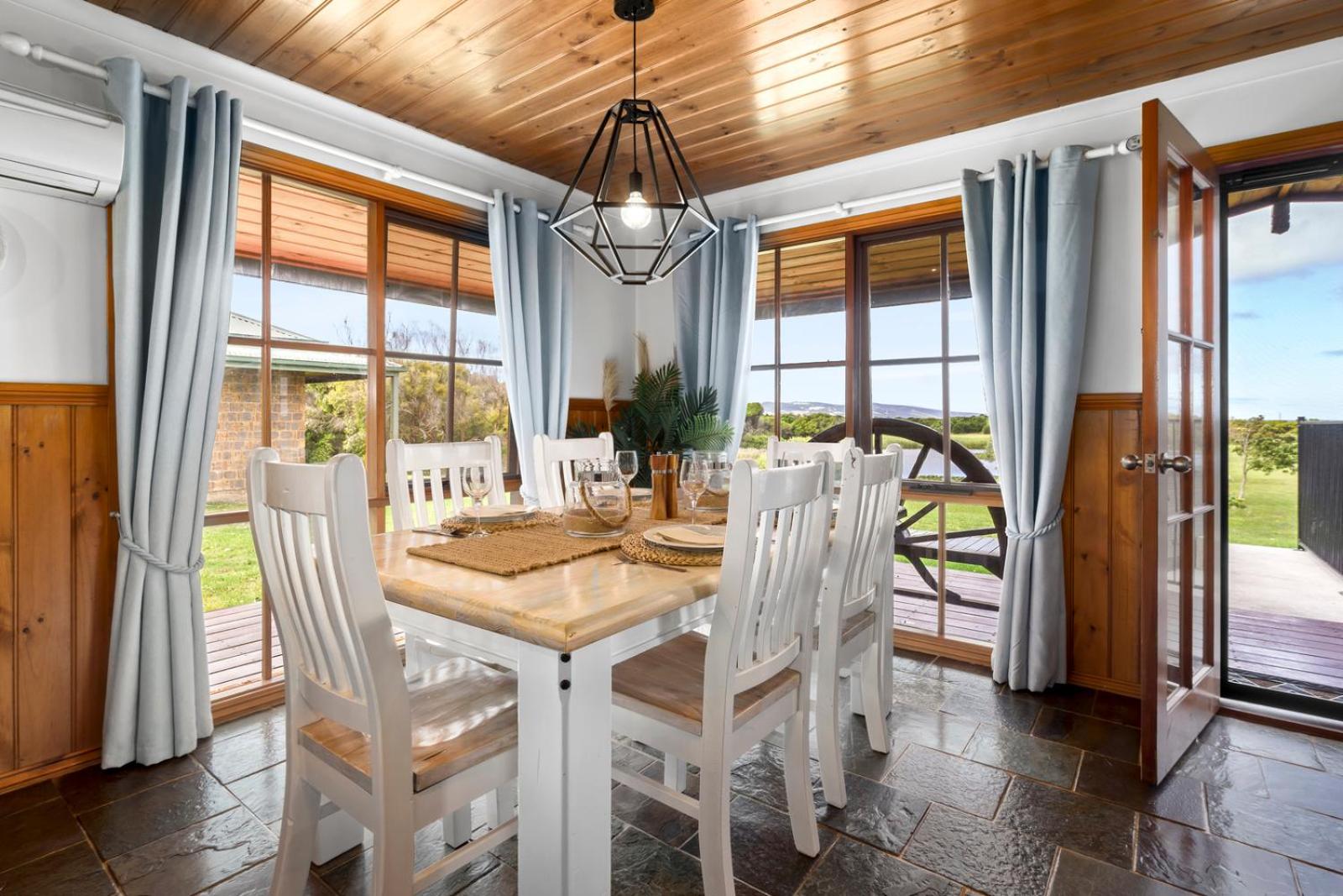 Apollo Bay Cottages- Wild Dog