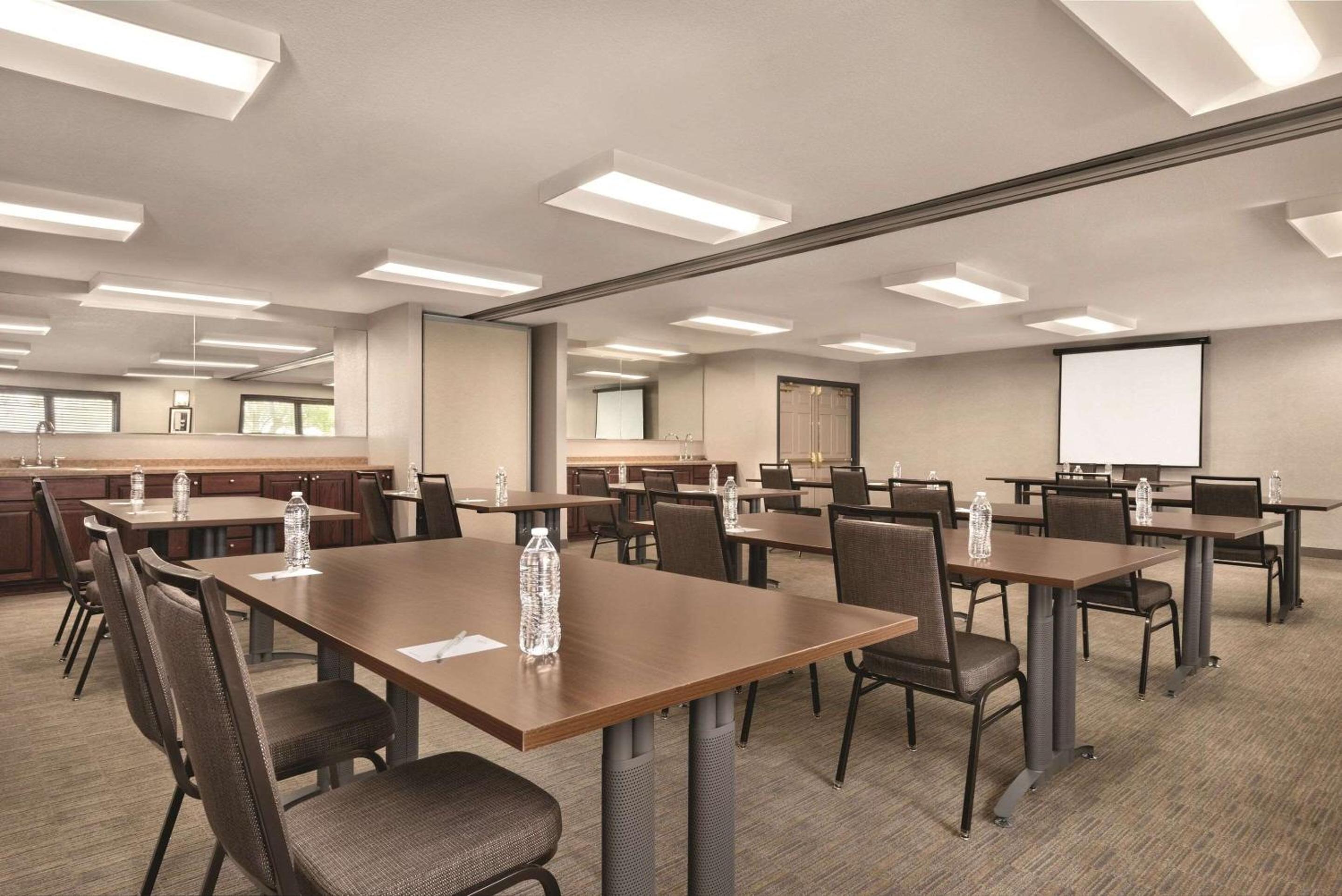 Country Inn & Suites by Radisson, Pella, IA view 2