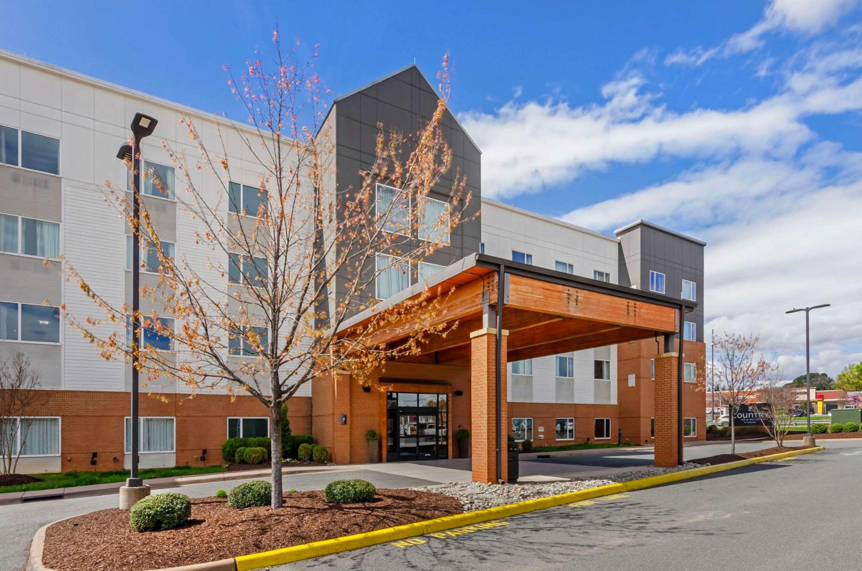 Hotel Country Inn & Suites by Radisson, Charlottesville-UVA, VA - Image 1