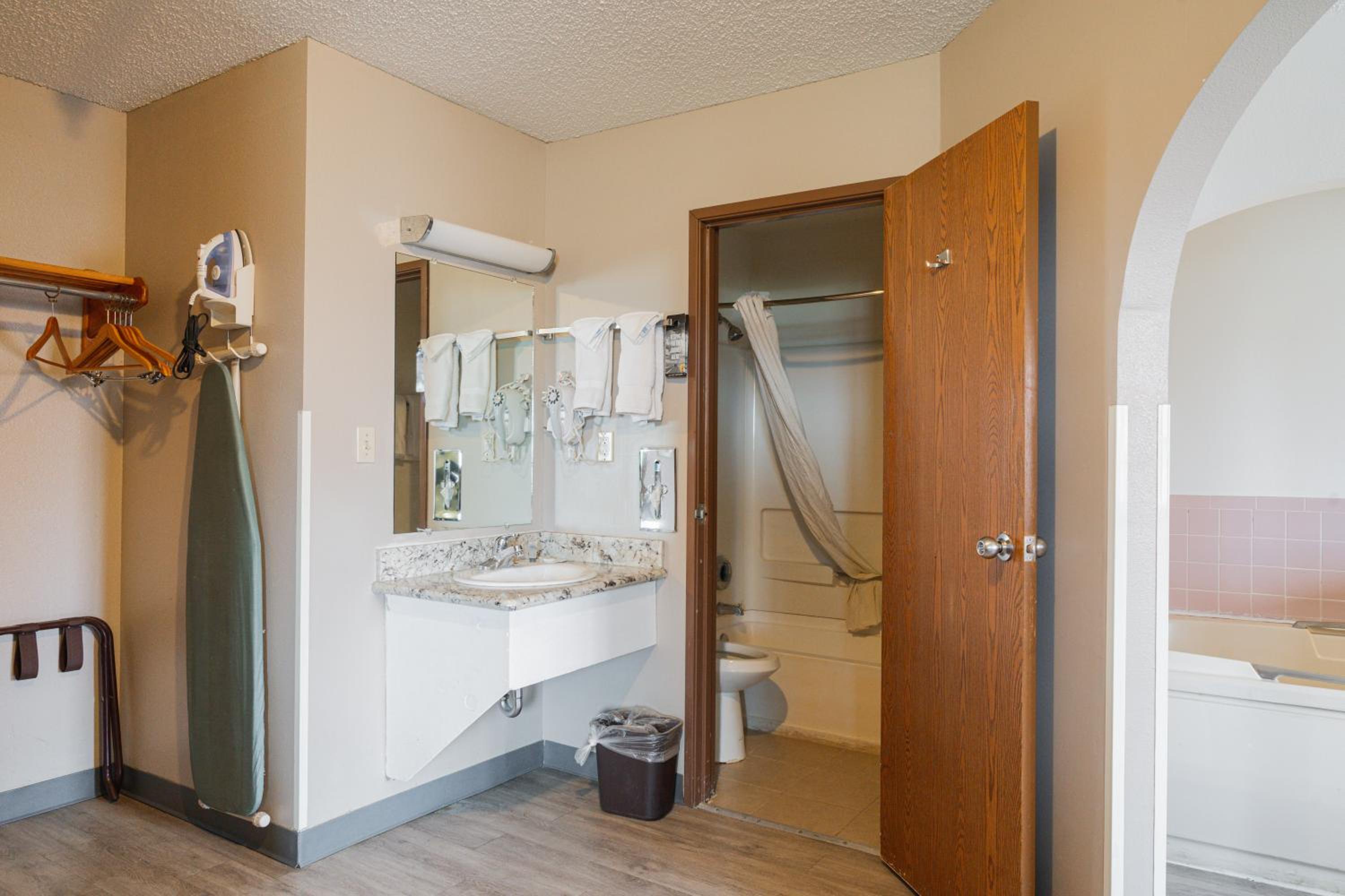 Grants Vacations - Super 8 by Wyndham Grants - Property Image 2