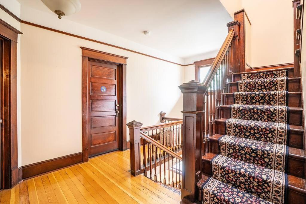Charming Room in Capitol Hill - Foxglove Inn Rm 6 view 4