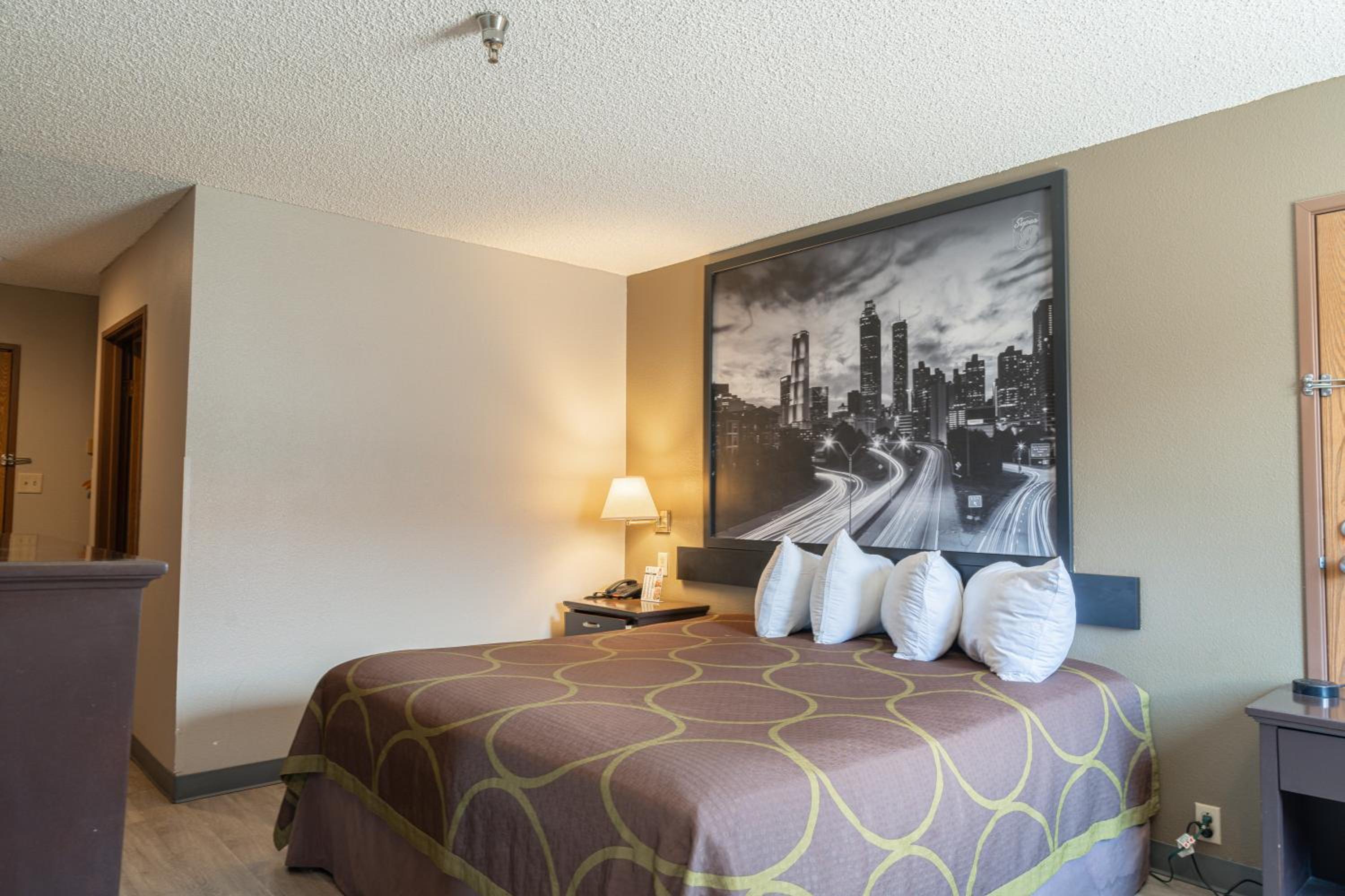 Grants Vacations - Super 8 by Wyndham Grants - Property Image 3