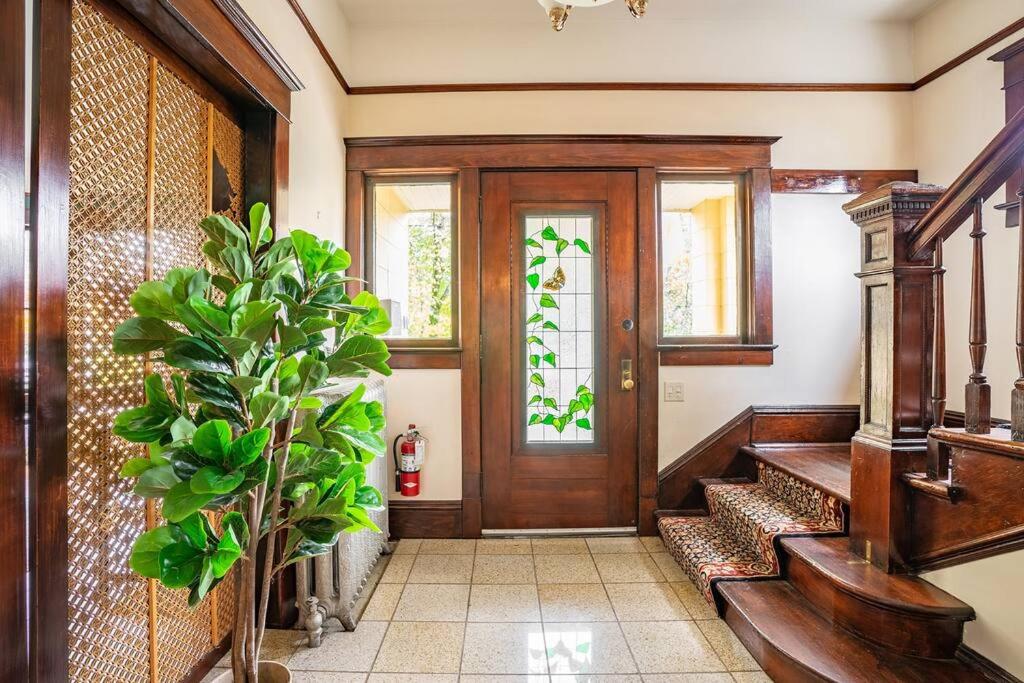 Charming Room in Capitol Hill - Foxglove Inn Rm 7 view 2