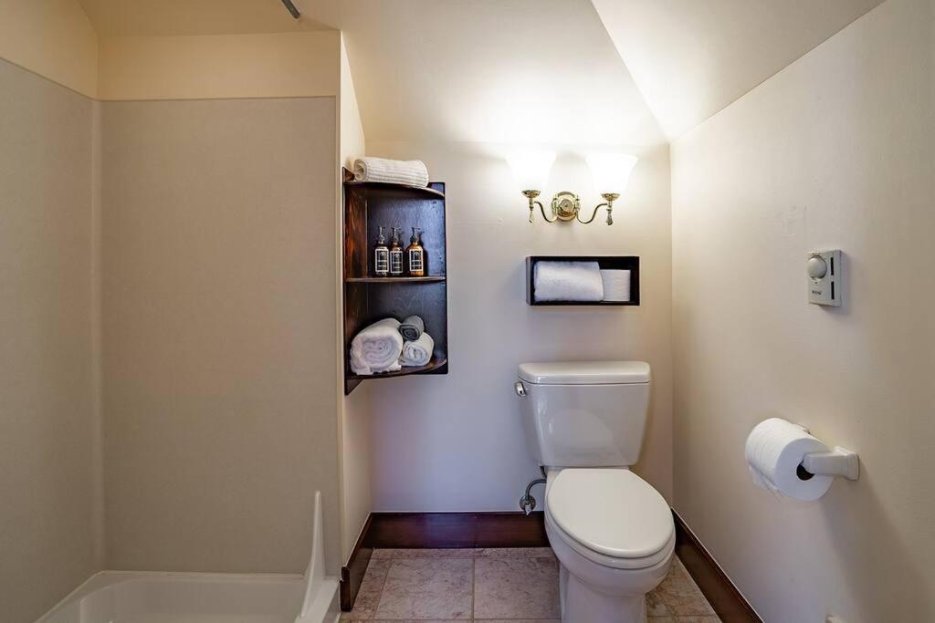 Charming Room in Capitol Hill - Foxglove Inn Rm 8 3