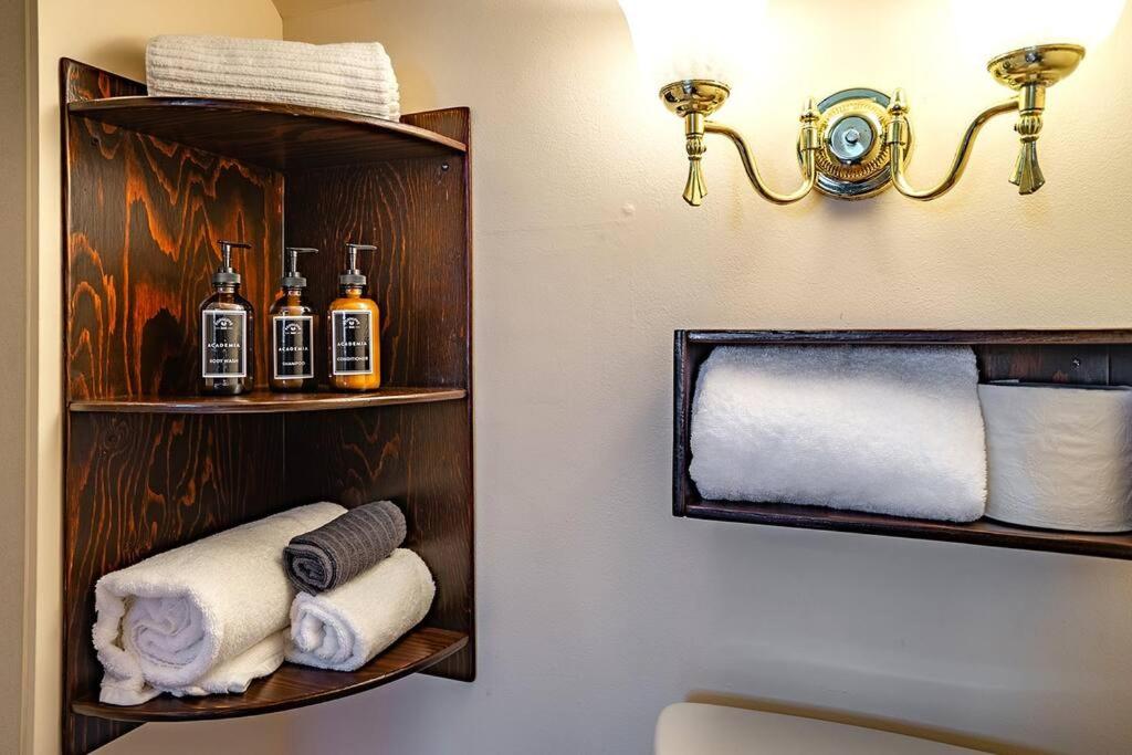Charming Room in Capitol Hill - Foxglove Inn Rm 8 2