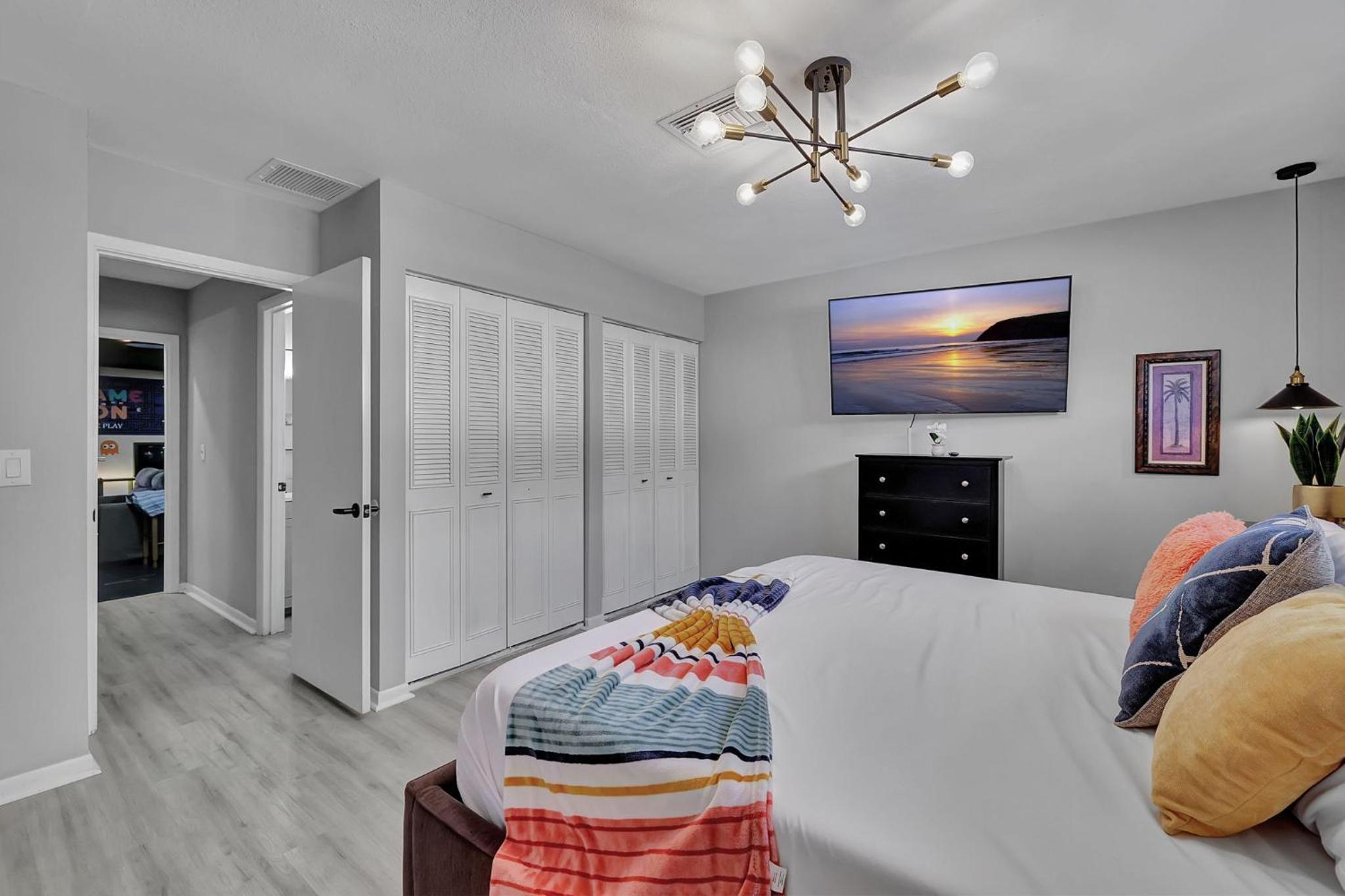 MODERN KING BED HOME CLOSE TO THE BEACH AND STORES. QUIET NEIGHBORHOOD AND PET FRIENDLY! view 2