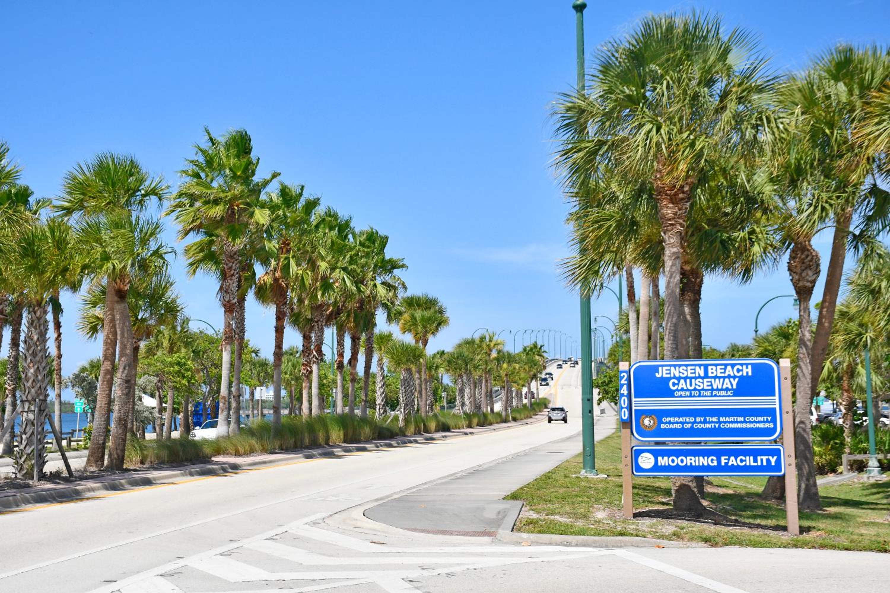 MODERN KING BED HOME CLOSE TO THE BEACH AND STORES. QUIET NEIGHBORHOOD AND PET FRIENDLY! view 3