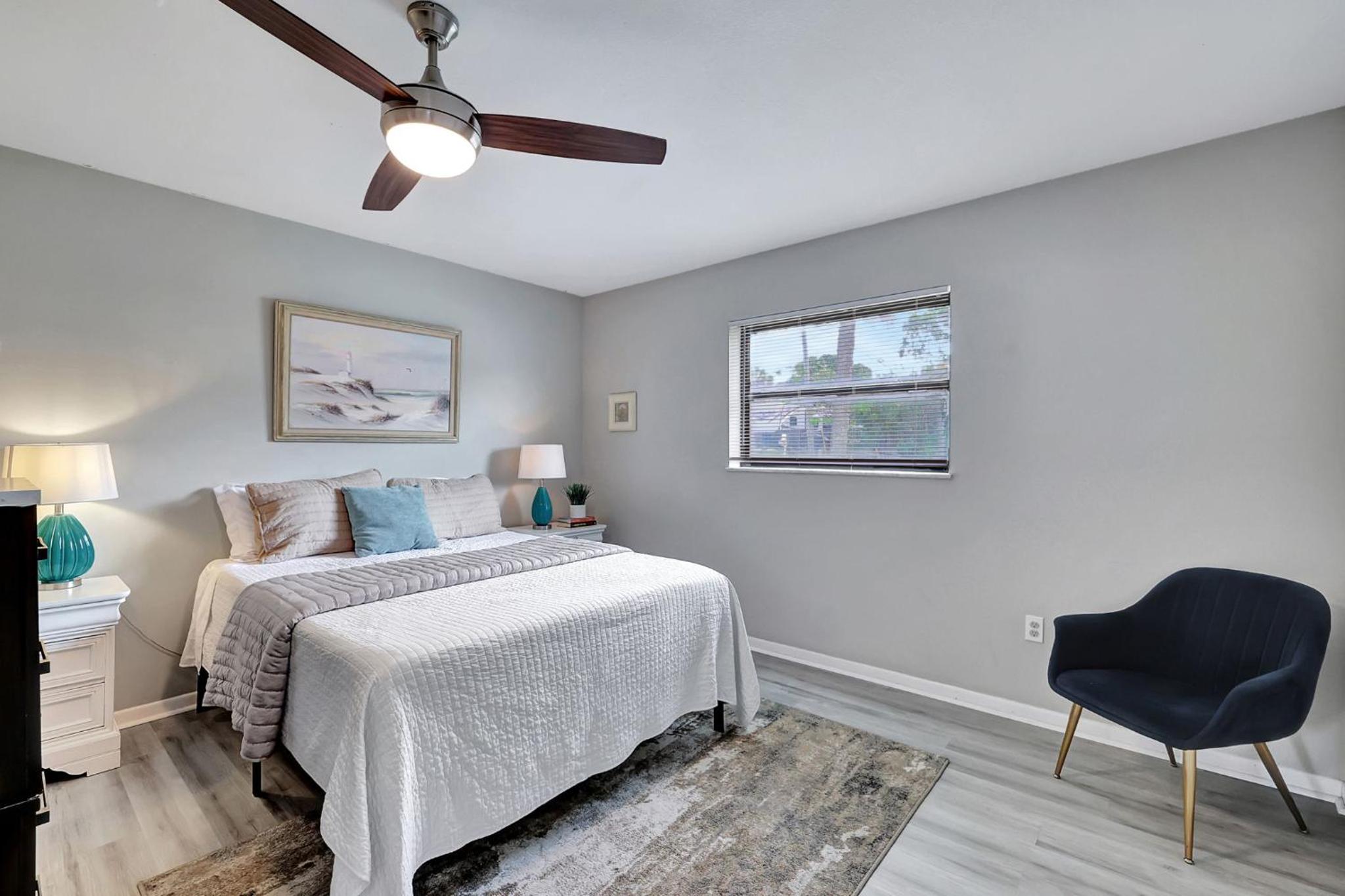 MODERN KING BED HOME CLOSE TO THE BEACH AND STORES. QUIET NEIGHBORHOOD AND PET FRIENDLY! view 4