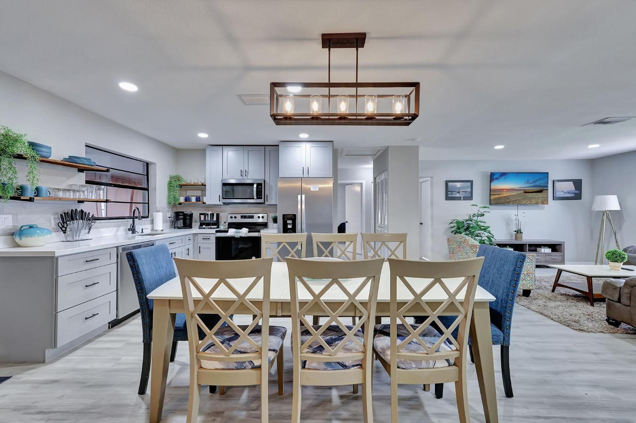 MODERN KING BED HOME CLOSE TO THE BEACH AND STORES. QUIET NEIGHBORHOOD AND PET FRIENDLY! view 5