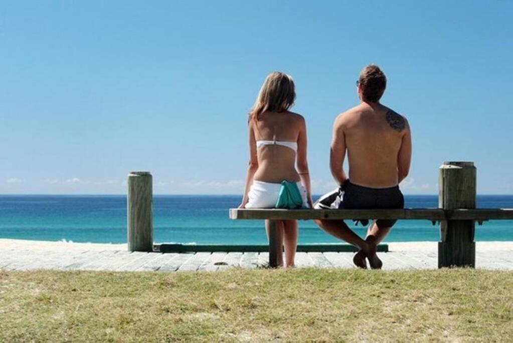 Luxury Wave Apt Broadbeach 2302