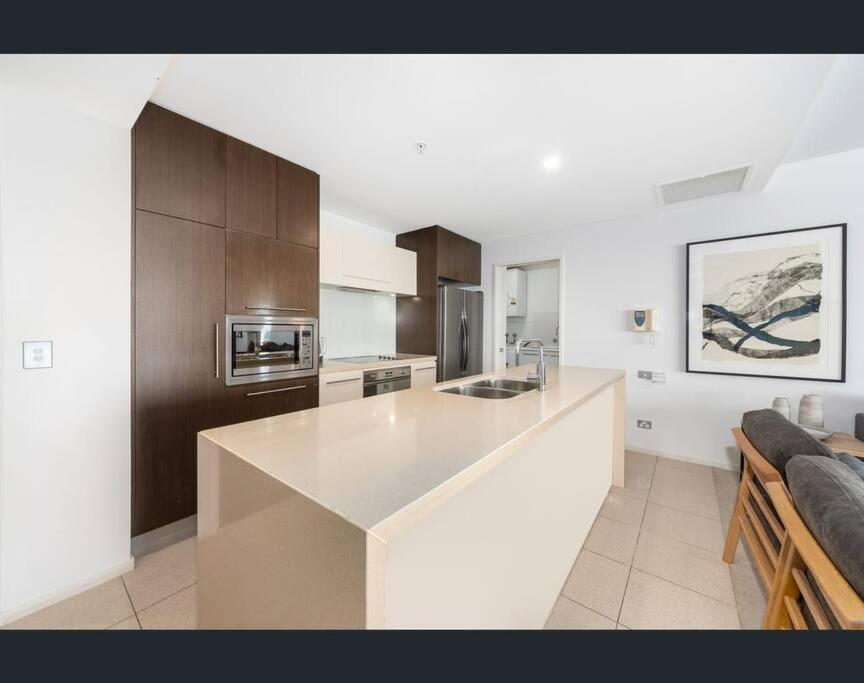Luxury Wave Apt Broadbeach 2302