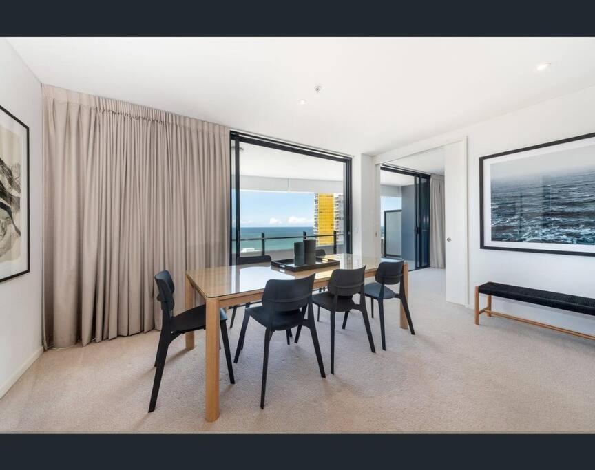Luxury Wave Apt Broadbeach 2302