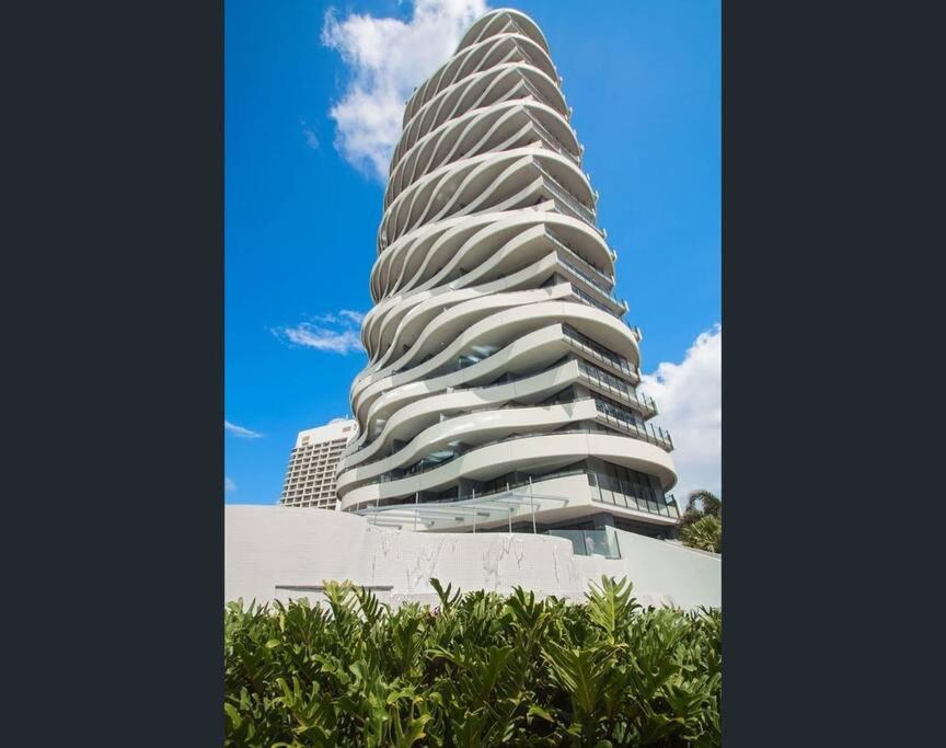Luxury Wave Apt Broadbeach 2302