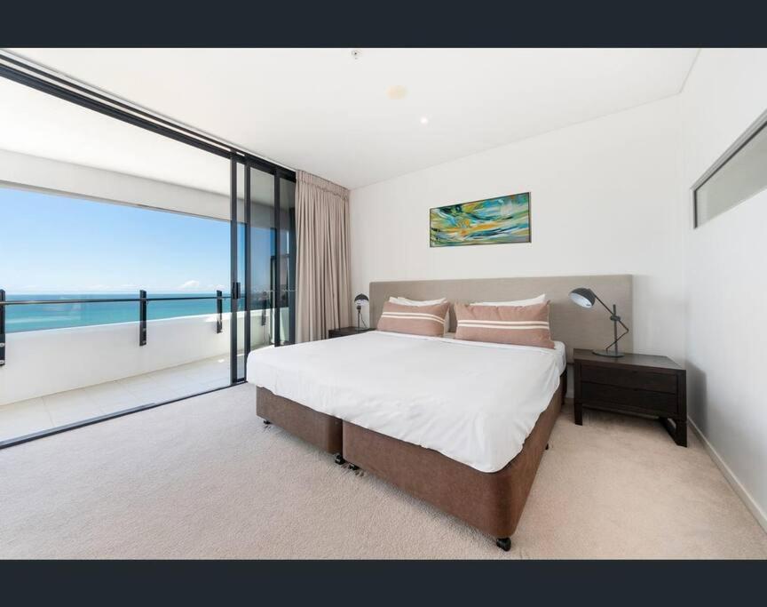 Luxury Wave Apt Broadbeach 2302