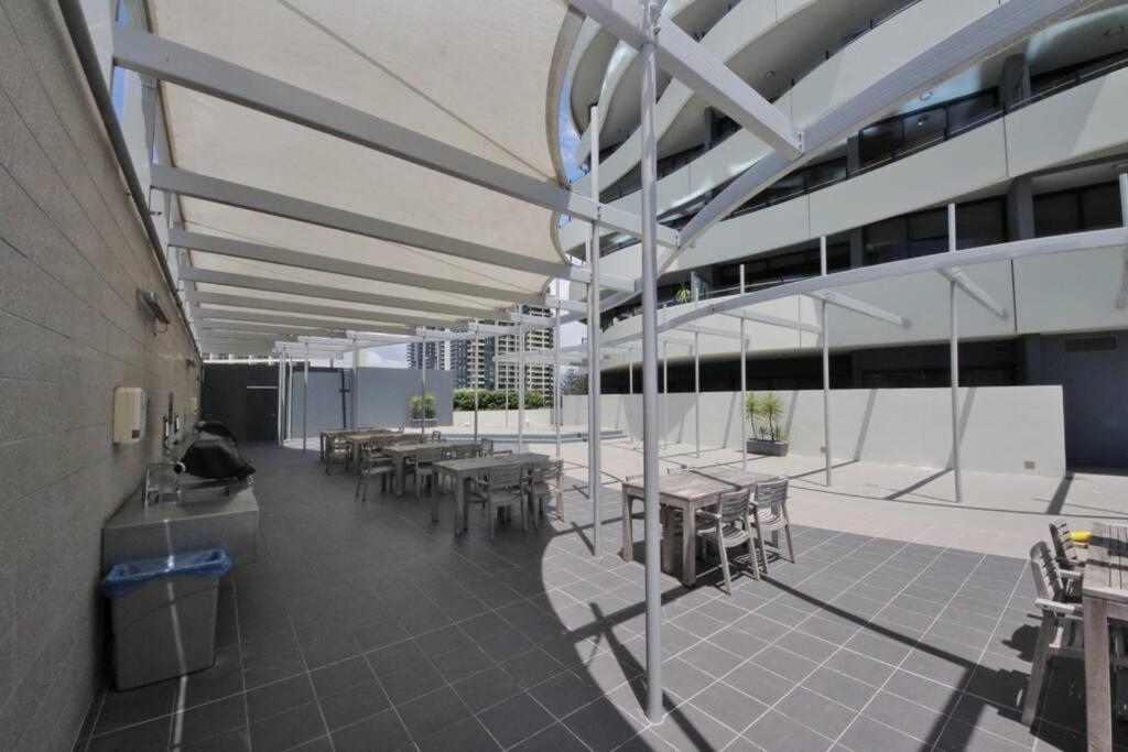 Luxury Wave Apt Broadbeach 2302