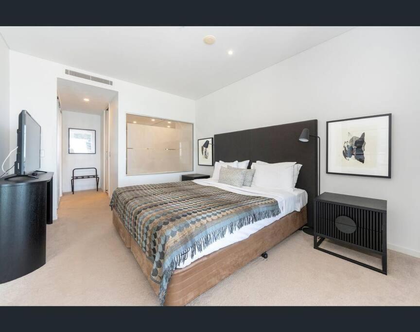 Luxury Wave Apt Broadbeach 2302