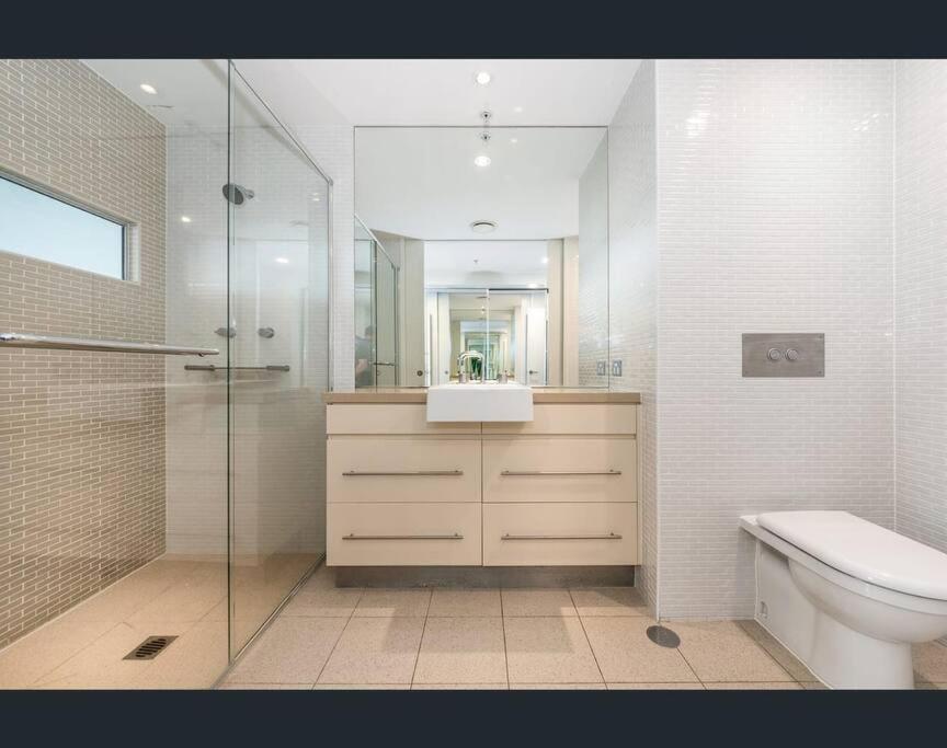 Luxury Wave Apt Broadbeach 2302