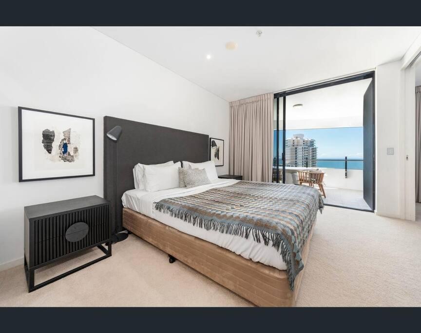 Luxury Wave Apt Broadbeach 2302