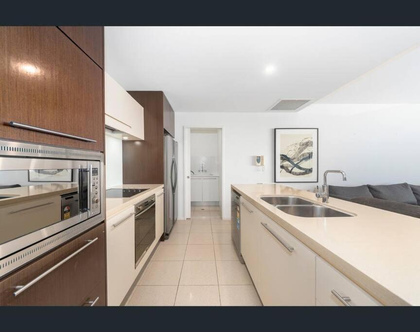 Luxury Wave Apt Broadbeach 2302