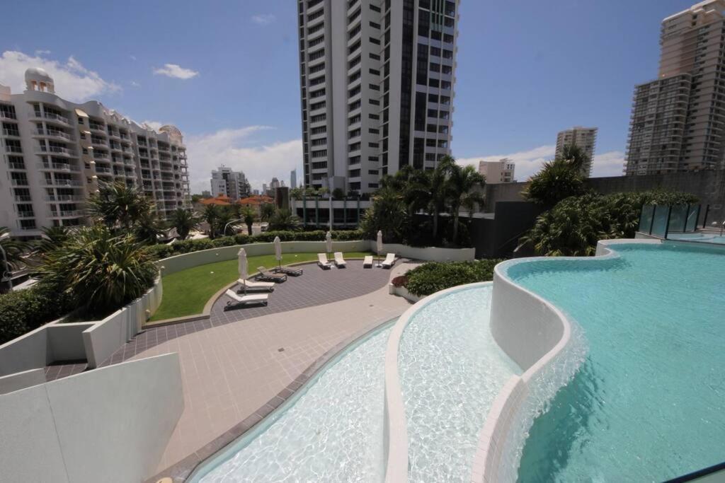 Luxury Wave Apt Broadbeach 2302