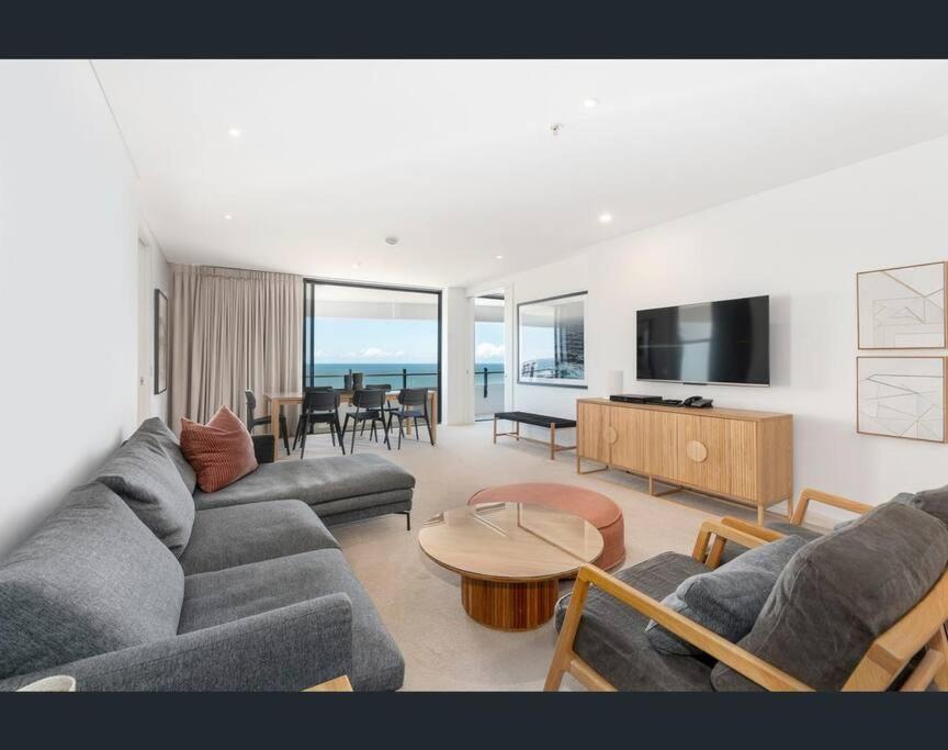 Luxury Wave Apt Broadbeach 2302