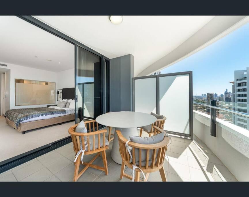Luxury Wave Apt Broadbeach 2302