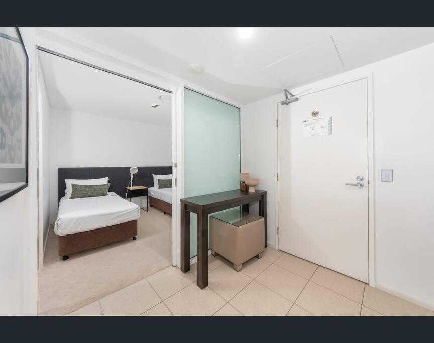 Luxury Wave Apt Broadbeach 2302