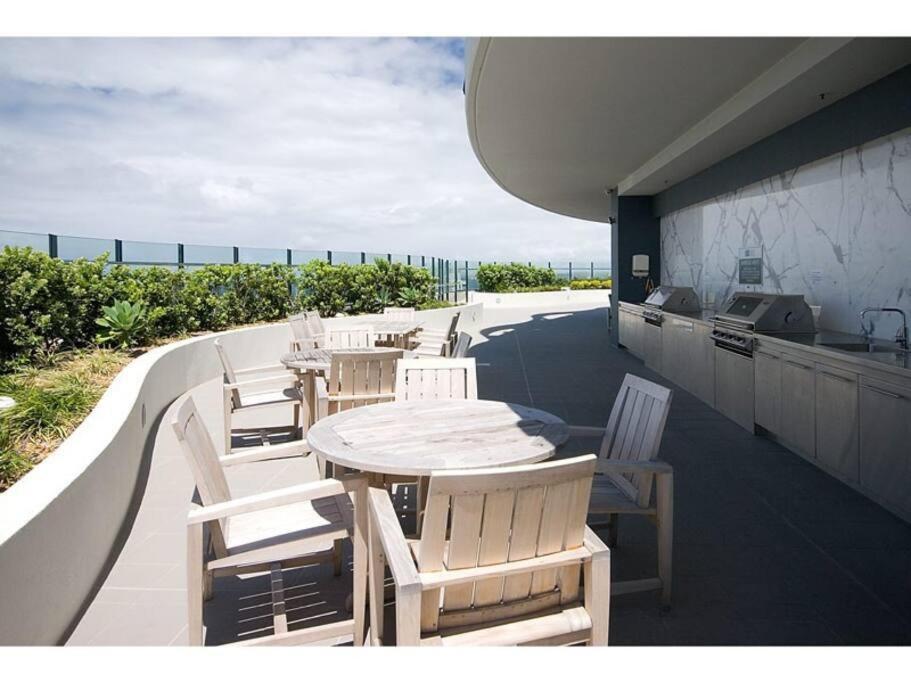 Luxury Wave Apt Broadbeach 2302