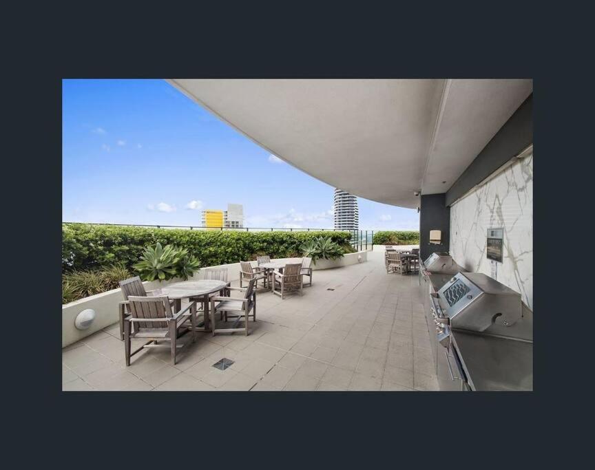 Luxury Wave Apt Broadbeach 2302