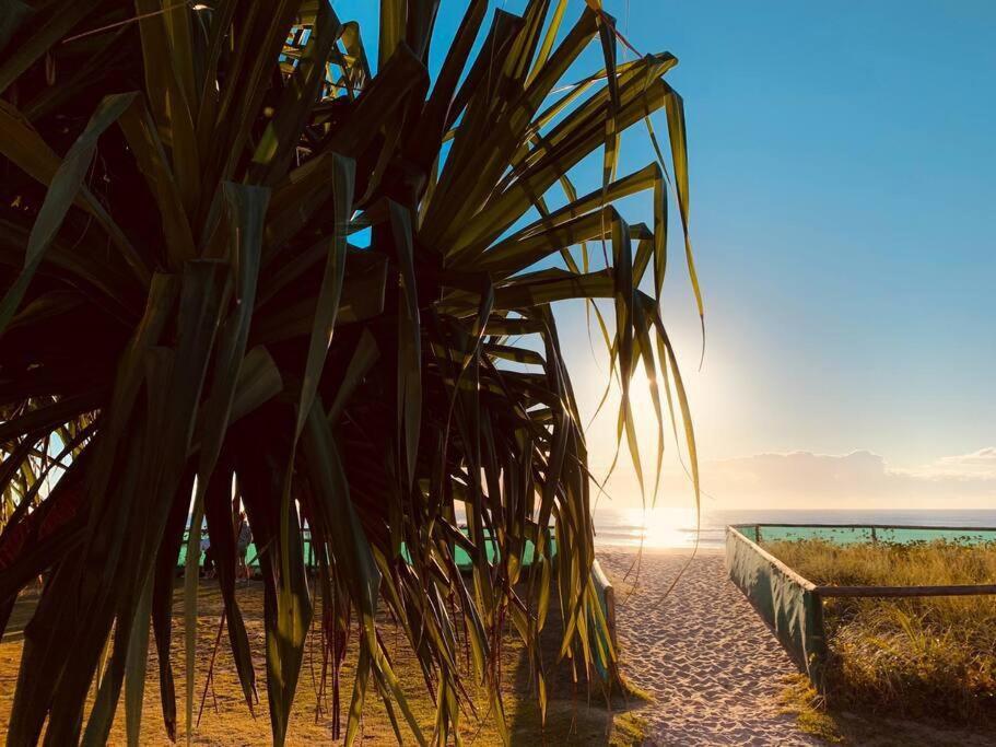 Luxury Wave Apt Broadbeach 2302