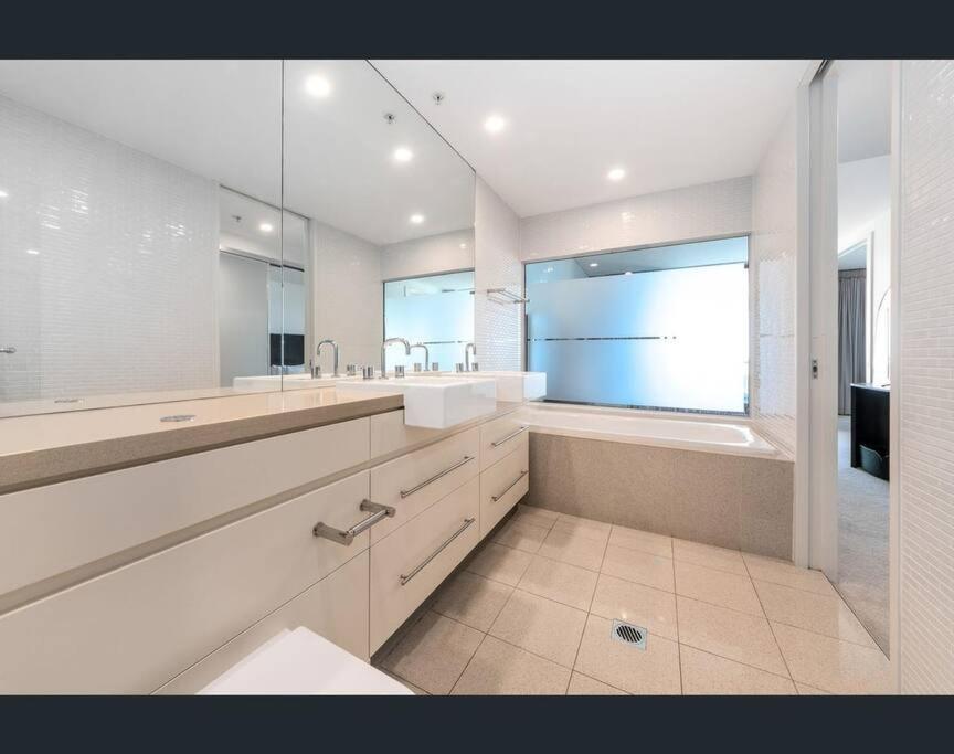 Luxury Wave Apt Broadbeach 2302