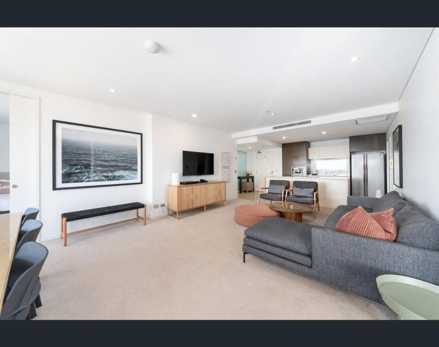 Luxury Wave Apt Broadbeach 2302